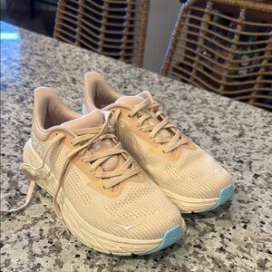 Women’s Hoka Arahi 7 Sneakers